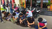 Para anggota geng motor yang menyerang korbannya, ditangkap oleh tim Polrestabes Palembang Sumsel (Liputan6.com / Nefri Inge)