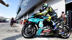 Valentino Rossi dipastikan akan berhenti dari dunia balap MotoGP pada akhir musim 2021 nanti. Rider asal Italia ini mengumumkan keputusan pensiunnya menjelang GP Styria 2021, tepatnya pada Kamis (05/08/2021) lalu. (Foto: AFP/Joe Klamar)