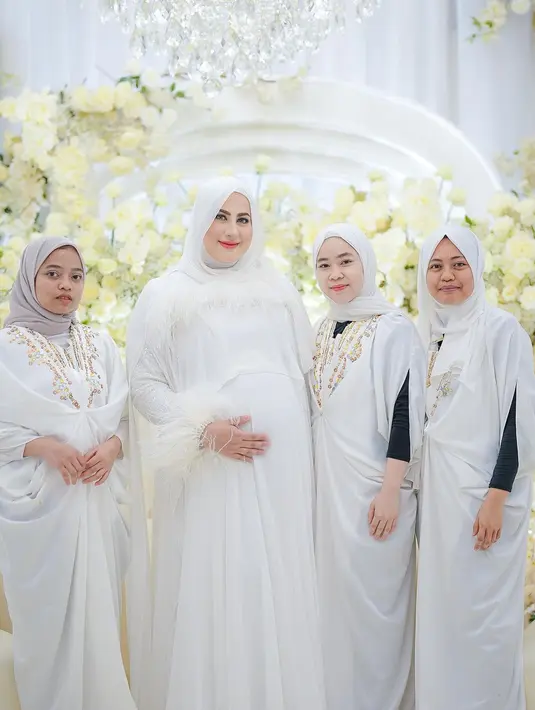 Untuk sempurnakan gayanya, paduan makeup bold dengan warna merah pada bibir jadikan tampilan Tasyi lebih segar.  [Foto: Instagram/ Tasyi Atashiya]