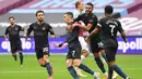 Pemain Manchester City merayakan gol yang dicetak Phil Foden ke gawang West Ham United pada laga lanjutan Liga Inggris di London Stadium, Sabtu (24/10/2020) malam WIB. Manchester City imbang 1-1 lawan West Ham. (AFP/Justin Tallis/pool)