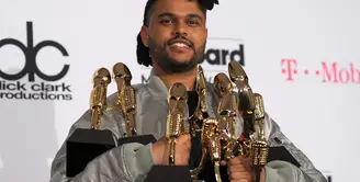 Solois pendatang baru, The Weeknd tuai prestasi di penghargaan musik bergengsi yakni Billboard Music Awards 2016. (AFP/Bintang.com)