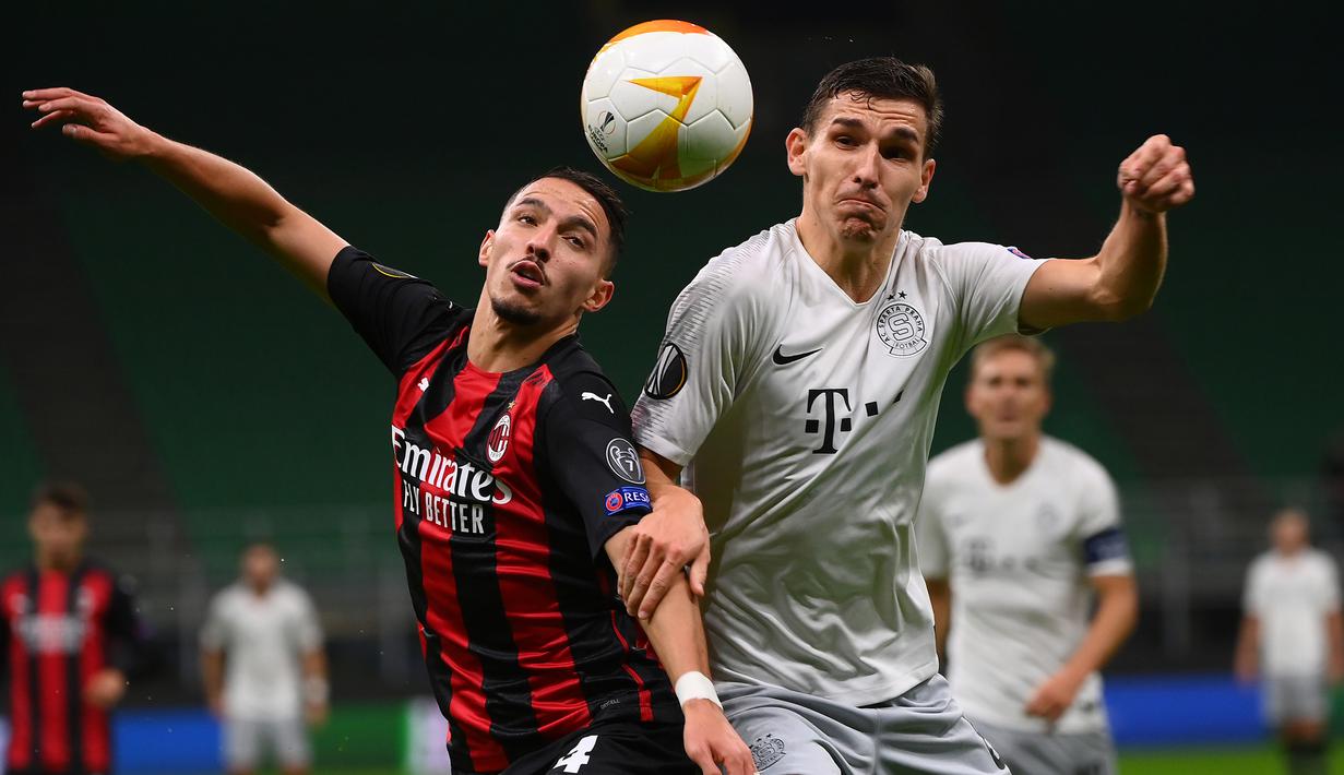 Gelandang AC Milan, Ismael Bennacer, berebut bola dengan gelandang Sparta Praha, David Pavelka, pada laga lanjutan Liga Europa 2020/2021 di Stadion San Siro, Jumat (30/10/2020) dini hari WIB. AC Milan menang 3-0 atas Sparta Praha. (AFP/Marco Bertorello)