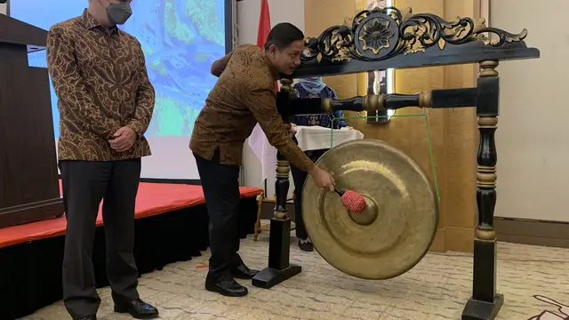 Duta Besar Inggris untuk Indonesia dan Timor Leste, Owen Jenkins dan Hendro Sugiatno, Dirjen Perhubungan Darat Kementerian Perhubungan dalam peluncuran proyek masa depan dan transportasi ramah lingkungan pada Selasa (5/7/2022).