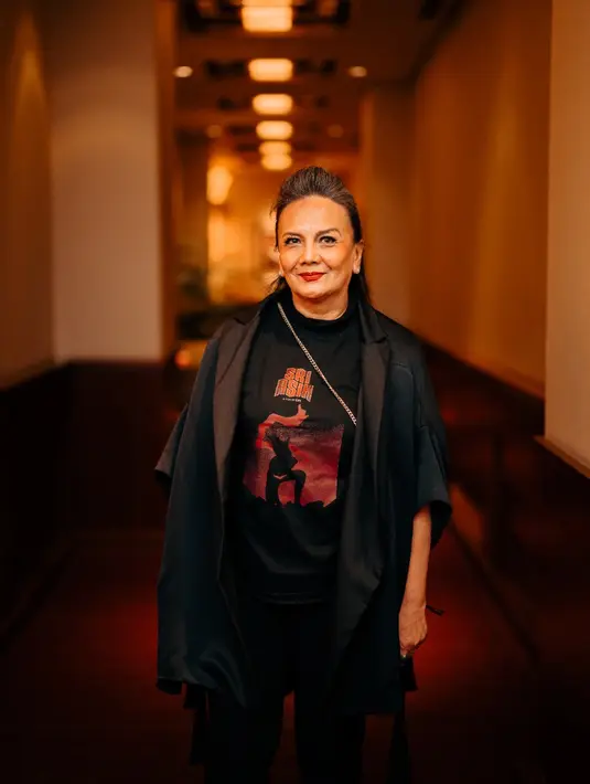 Yang juga memperkuat Sri Asih adalah diva layar perak Christine Hakim. Kolektor 8 Piala Citra ini memerankan Eyang Mariani yang memperkenalkan diri sebagai tetua kelompok Jaga Bumi. Wibawanya terpancar dari cara bicara yang terdengar bulat dan tegas serta gaya busananya. Sebuah adegan memperlihatkan Christine Hakim mengenakan kebaya, sanggul, dan kacamata hitam. (Foto: Dok. Poplicist)