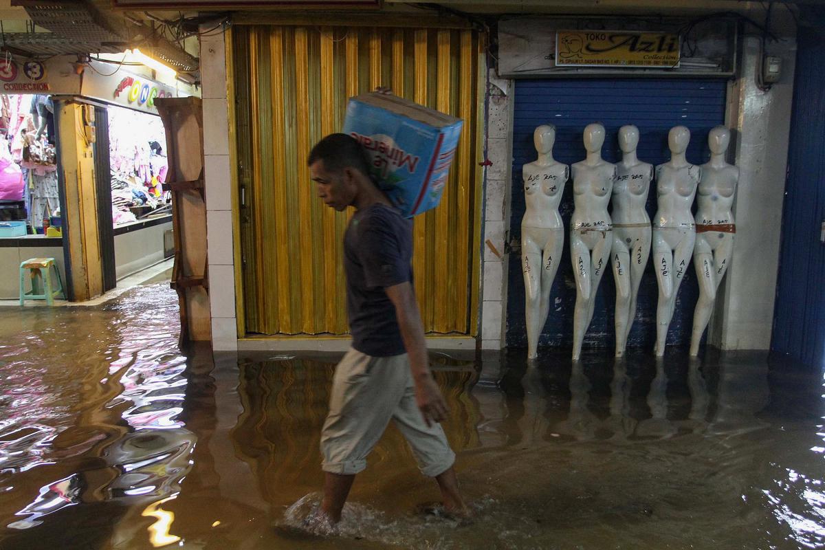 FOTO: Banjir Akibat Hujan Deras Ganggu Aktivitas Perdagangan di Pasar Cipulir
