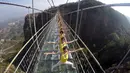 Sejumlah wanita melakukan yoga di jembatan kaca di Taman Nasional Shiniuzhai di Pingjiang, provinsi Hunan, China, Kamis (5/11). Latihan ekstrem di atas ketinggian 180 meter ini untuk mempromosikan hidup sehat dengan beryoga. (REUTERS/China Daily)