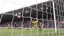 Kiper Liverpool, Simon Mignolet gagal menghalau bola sepakan pemain Southampton, Sadio Mane (kanan) pada lanjutan liga Inggris pekan ke-31 di Stadion St Mary, Southampton, Minggu (20/3/2016) WIB. (AFP/Adrian Dennis)