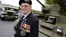 Salah satu veteran Perang Dunia II, berpose di pusat Sainte-Mere-Eglise, di pantai Normandia, Perancis, (2/6/2014). Para pemimpin dunia dijadwalkan hadir dalam upacara peringatan 70 tahun pendaratan D-Day. (REUTERS/Regis Duvignau)