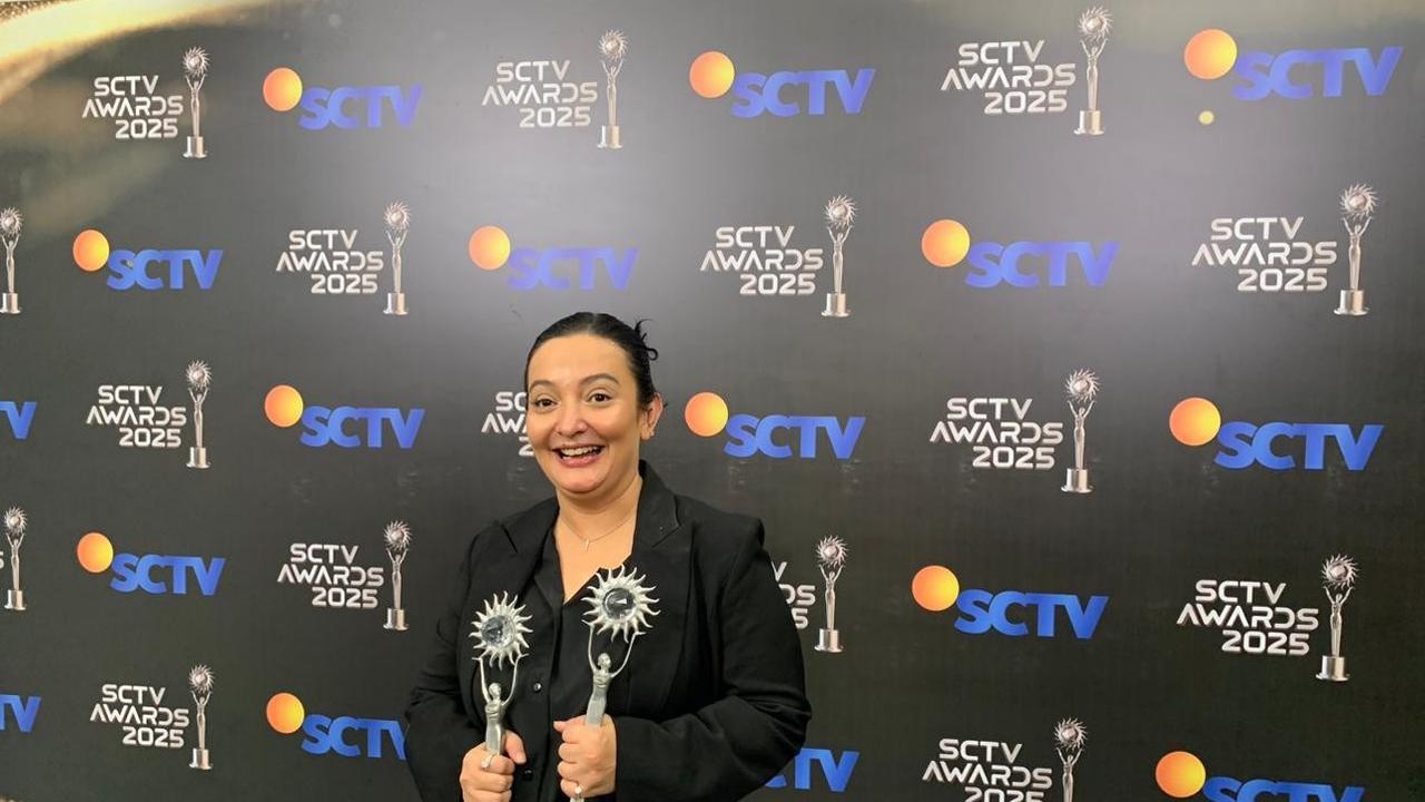 Vemmy Sagita (Sutradara & Produser Sinetron Asmara Gen Z) Perwakilan Sinetron Asmara Gen Z sebagai Pemenang Kategori Sinetron Paling Ngetop & Lagu Batas Cinta sebagai Soundtrack Sinetron Paling Ngetop SCTV Awards 2025