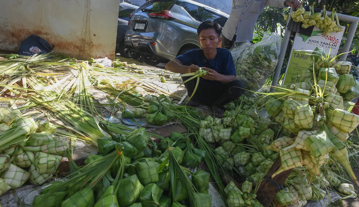 Kulit ketupat yang terbuat dari pucuk daun kelapa untuk pembuatan hidangan khas saat perayaan Hari Raya Idul Fitri. (merdeka.com/Arie Basuki)