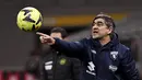Pelatih Torino, Ivan Juric menginstruksikan pemainnya saat bertanding melawan AC Milan pada pertandingan babak 16 besar Coppa Italia di Stadion San Siro di Milan, Italia, Kamis (12/1/2023). Torino menang tipis atas AC Milan dengan skor 1-0 berkat gol Michel Adopo di perpanjangan waktu. (Marco Alpozzi/LaPresse via AP)