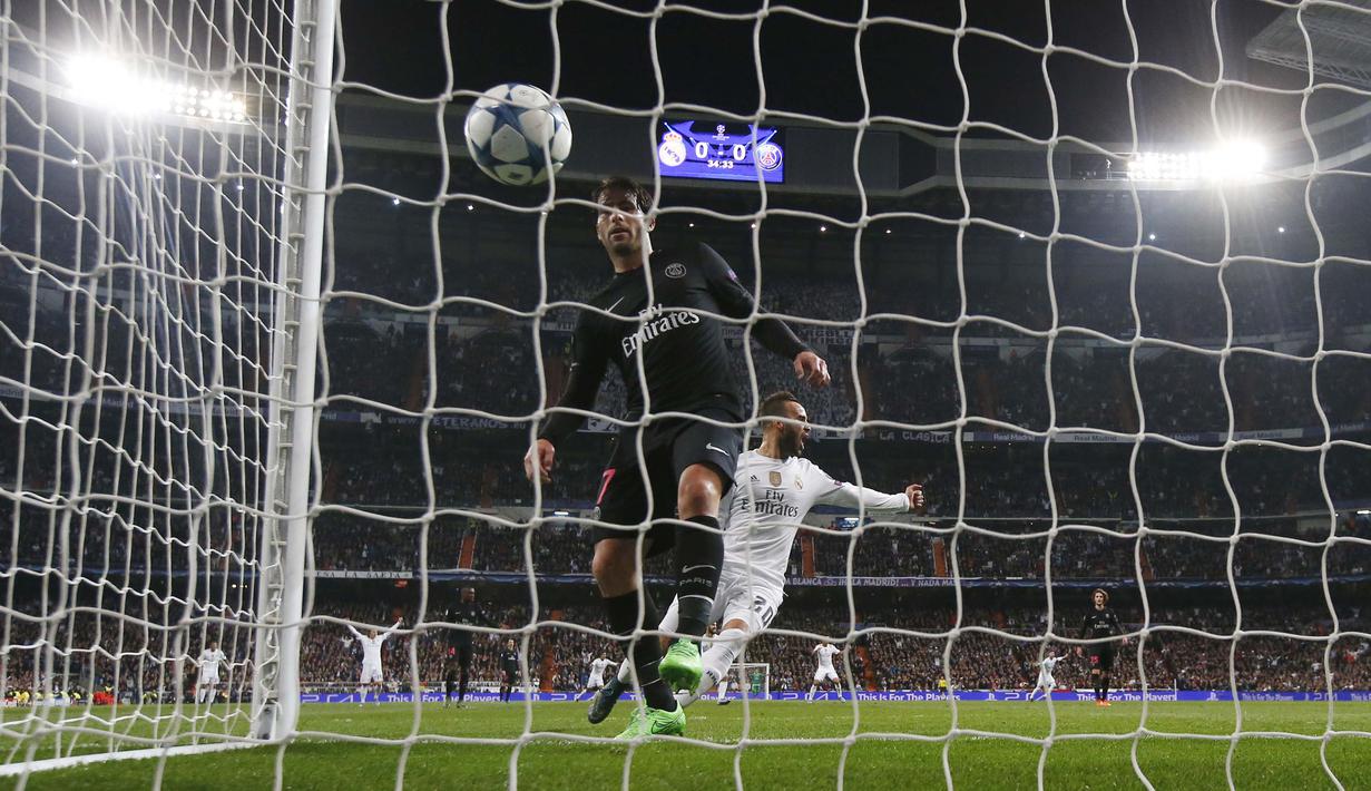 Pemain PSG Maxwell hanya melihat bola yang masuk ke gawangnya pada lanjutan Liga Champions Grup A di Stadion Santiago Bernabeu, Madrid, Rabu(4/11/2015) dini hari. Madrid menang tipis 1-0.  (Reuters / Sergio Perez)