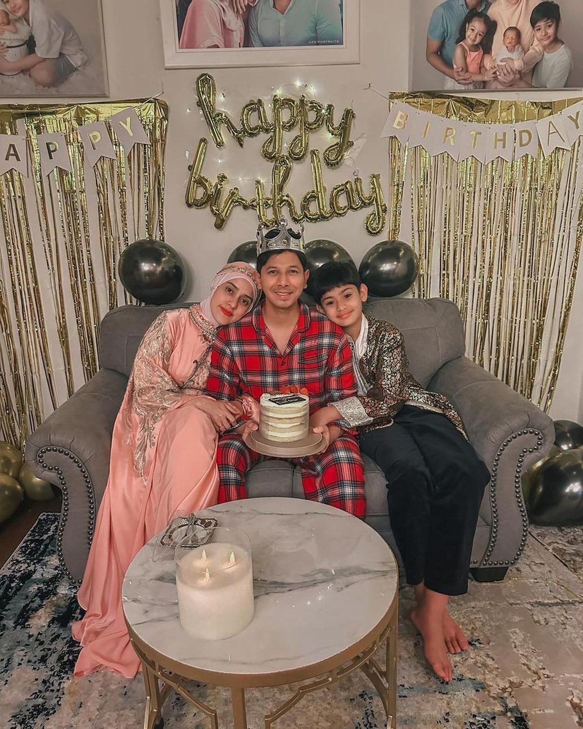 "Terbiasa tidur cepat karena masih pengobatan dan harus segera tidur,eh di bangunin tengah malam sama bidadari turun dari surga..<br>Kaget banget pas buka mata, udah cantik dan rapih banget si istri..<br>Lalu dengan kondisi baru bangun tidur," tulis Sonny