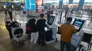 Seluruh bandara kelolaan InJourney akan beroperasi 24 jam penuh, apabila terjadi lonjakan penumpang dan kebutuhan operasional meningkat. Tampak dalam foto, calon penumpang saat berada di Terminal 3 Bandar Udara Internasional Soekarno–Hatta, Tangerang, Banten, Rabu (11/3/2026). (merdeka.com/Arie Basuki)