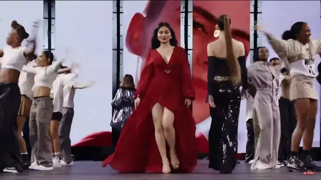 Ariel Tatum Debut di Paris Fashion Week