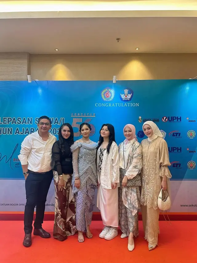 11 Potret Artis Dampingi Anak di Kelulusan Sekolah Tahun 2024, Penuh Rasa Bangga