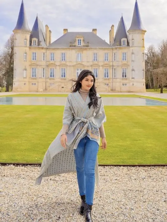 Erina juga tampil dengan gaya kasual. Wrapped dress dan denim menjadi alternatif gaya lain yang bisa dikenakan saat traveling. [Foto: Instagram/ Erina Gudono]