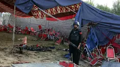 Seorang polisi Pakistan berjaga-jaga di lokasi serangan bom bunuh diri hari Minggu di distrik Bajur, Khyber Pakhtunkhwa, Pakistan, Senin, 31 Juli 2023. (AP Photo/Mohammad Sajjad)
