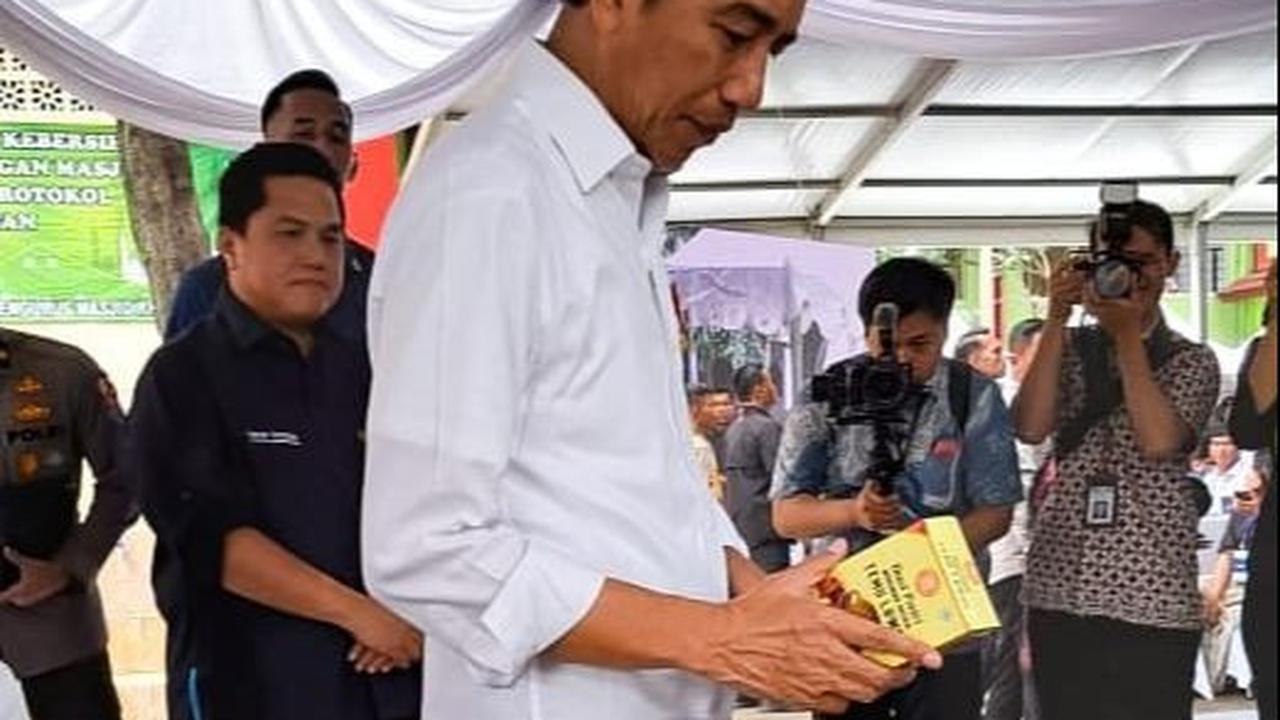 Perasaan Dewi campur aduk. Ada rasa senang, bangga, antusias dicampur grogi karena produknya yang diberi nama 'Dewi Poetri' bakal dilihat orang nomor satu di Indonesia.