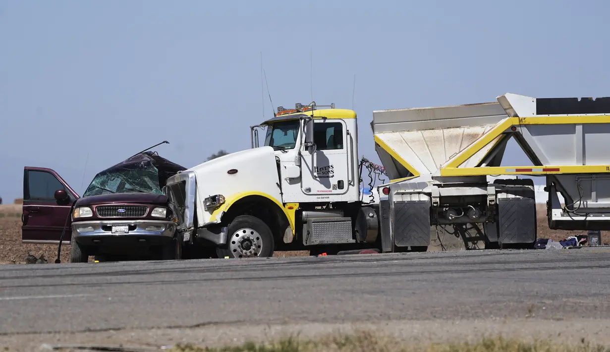 Sebuah truk yang menabrak mobil SUV di Holtville, California (2/3/2021). Pihak berwenang mengatakan sebuah truk semi menabrak sebuah SUV yang membawa 25 orang di jalan raya California Selatan, menewaskan sedikitnya 13 orang. (AP Photo/Gregory Bull)