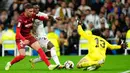 Pemain Real Madrid Vinicius Junior (tengah) berebut bola dengan kiper Sevilla Bono dan Jose Angel Carmona (kiri) pada pertandingan sepak bola Liga Spanyol di Stadion Santiago Bernabeu, Madrid, Spanyol, 22 Oktober 2022. Real Madrid menang 3-1 atas Sevilla. (AP Photo/Manu Fernandez)