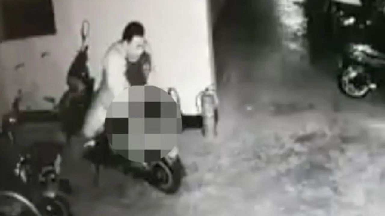 Keanehan aneh pria itu tertangkap di CCTV