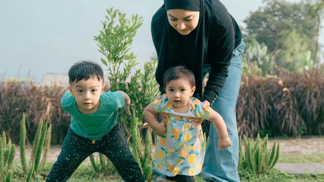 Irish Bella dan dua anaknya, Air Rumi Akbar dan Amala Putri Sabai Akbar (Instagram/@_irishbella_)