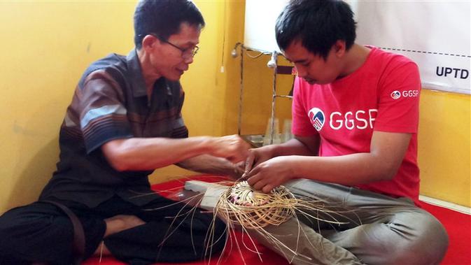 Melihat terapi Orang dengan Gangguan Jiwa (ODGJ) di Puskesmas Gitik Banyuwangi pada Senin (30/9/2019) berupa latihan membuat kerajinan tangan. (Liputan6.com/Fitri Haryanti Harsono)