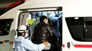 Penumpang pesawat Asiana Airlines yang cidera dibawa ke ambulans untuk mendapatkan perawatan, Jepang, Selasa (14/4/2015). Sebanyak 23 orang dikabarkan mengalami luka-luka dalam peristiwa tersebut. (REUTERS/Kyodo)