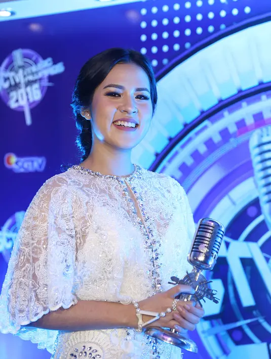 Dalam ajang penghargaan pada insan musik Tanah Air, SCTV Musik Awards 2016, penyanyi cantik Raisa Andriana meraih dua penghargaan.(Nurwahyunan/Bintang.com)