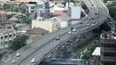 Suasana JLNT Casablanca, Jakarta, Jumat (7/4). Meski ada rambu larangan melintas, sejumlah pengedara motor tetap nekat melintasi jalan layang tersebut. Pemotor tersebut tidak mengindahkan keselamatan. (Liputan6.com/Faizal Fanani)