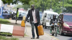 Presiden Nigeria Bola Tinubu telah membatalkan subsidi yang didanai pemerintah selama puluhan tahun yang telah membantu menurunkan harga bensin. (AP Photo/Sunday Alamba)