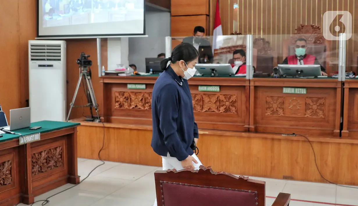 Terdakwa kasus pembunuhan Brigadir J, Putri Candrawathi akan mengikuti sidang di Pengadilan Jakarta Selatan, Rabu (11/1/2023). Dalam sidang tersebut Putri Candrawathi diperiksa sebagai terdakwa dalam perkara pembunuhan berencana Brigadir Nofriansyah Yosua Hutabarat alias Brigadir J. (Liputan6.com/Angga Yuniar)