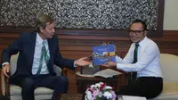 Menteri Ketenagakerjaan RI (Menaker) M. Hanif Dhakiri menerima kunjungan Duta Besar (Dubes) Republik Federal Jerman untuk Indonesia, Michael vorn Ungern Sternberg.