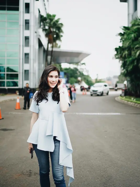 Dalam kesehariannya Syahnaz selalu berpenampilan simple dan sederhana. Namun, adik Raffi Ahmad ini tetap memperlihatkan gayanya yang kece. (Instagram/syahnazs)