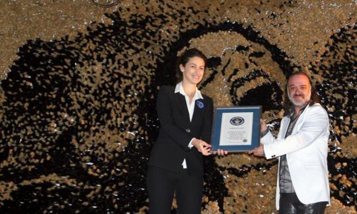 Melukis wajah Michael Jackson dengan ribuan kuas cat