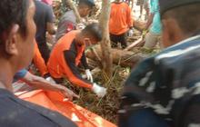 Tinjau Korban Banjir & Longsor Luwu, Risma Minta Segera Ada Solusi untuk Mata Pencarian Warga