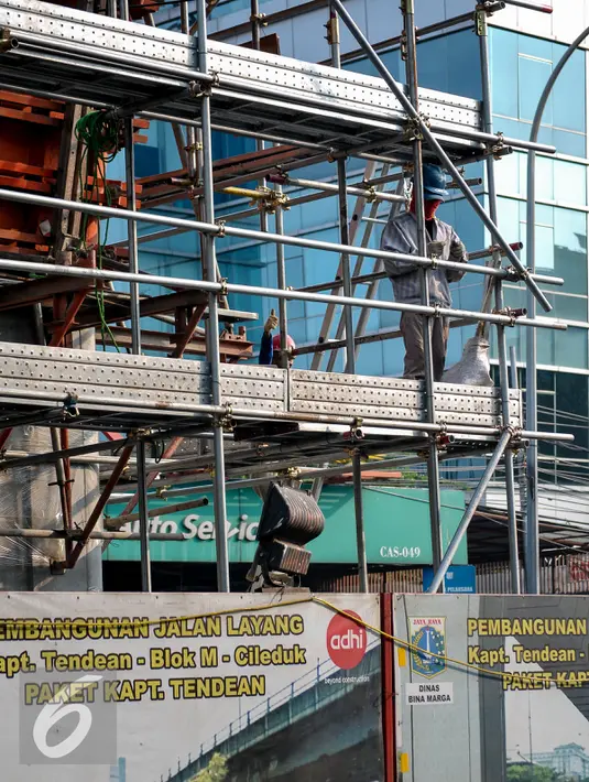 Pekerja menyelesaikan pengerjaan proyek pembangunan busway layang Ciledug-Tendean di kawasan Mampang, Jakarta, Kamis (6/8/2015). Pengerjaan tiang fondasi jalan layang Koridor XIII direncanakan rampung pada Agustus 2015 ini. (Liputan6.com/Yoppy Renato)