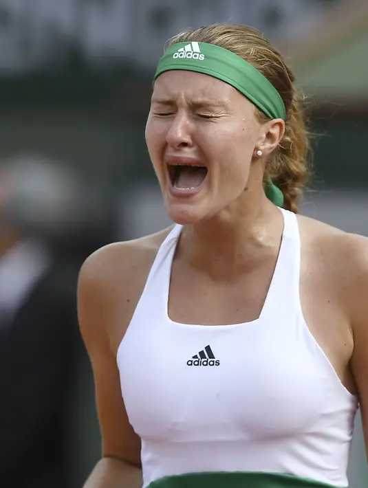 Teriakan Kristina Mladenovic saat meraih point melawan petenis Amerika Serikat, Jennifer Brady pada ajang tenis di Roland Garros 2017, Prancis Terbuka, Paris, (31/5/2017). (AFP/Gabriel Bouys)