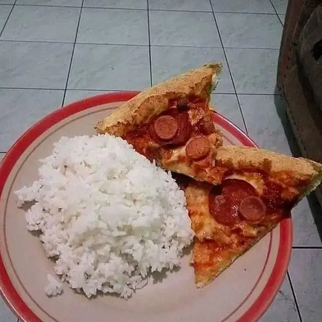 6 Potret Makan Pizza Pakai Nasi Ini Nyeleneh, Orang Indonesia Banget