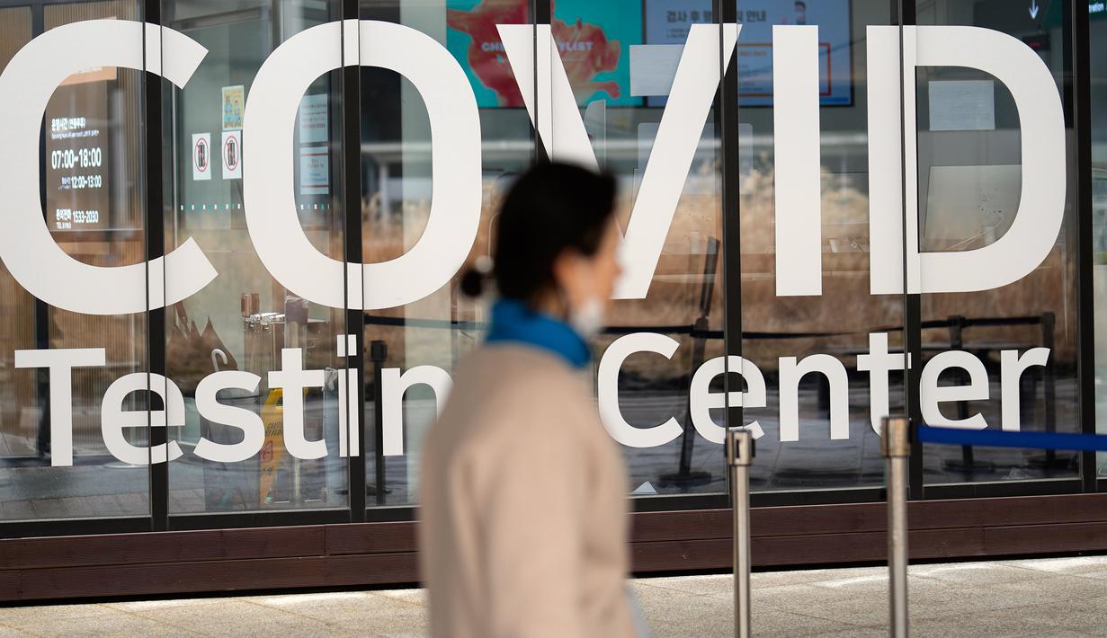 Seorang wanita berjalan di luar pusat pengujian COVID-19 di Bandara Internasional Incheon, Incheon, Korea Selatan, Jumat (10/2/2023). Korea Selatan mengatakan akan menghapus pembatasan masuk yang diberlakukan pada pelancong jangka pendek dari China sejak awal tahun karena para pejabat melihat situasi COVID-19 di negara itu mulai stabil. (AP Photo/Lee Jin-man)