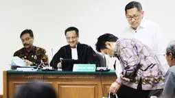 Anas Urbaningrum bersiap-siap di pengadilan Tipikor Jakarta saat menjadi saksi kasus Hambalang dengan terdakwa Andi Mallarangeng, Senin (26/5/2014) (Liputan6.com/Faizal Fanani).