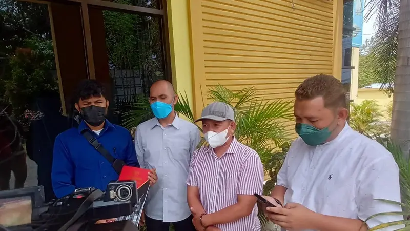 YH suami korban dugaan malapraktik RS Multazam Kota Gorontalo yang didampingi kuasa hukum saat mendatangi Dinas Kesehatan Provinsi Gorontalo (Arfandi Ibrahim/Liputan6.com)