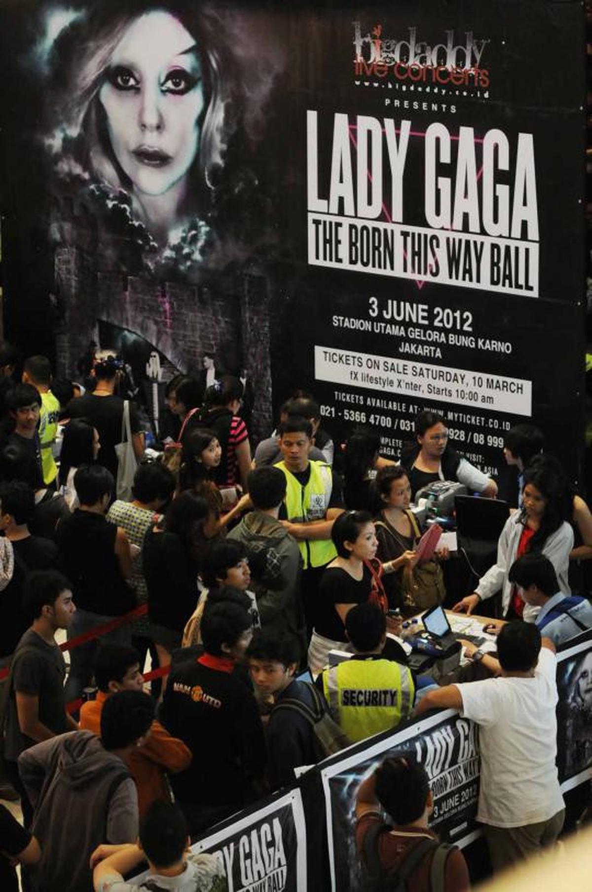 Ratusan penggemar antre beli tiket Lady Gaga