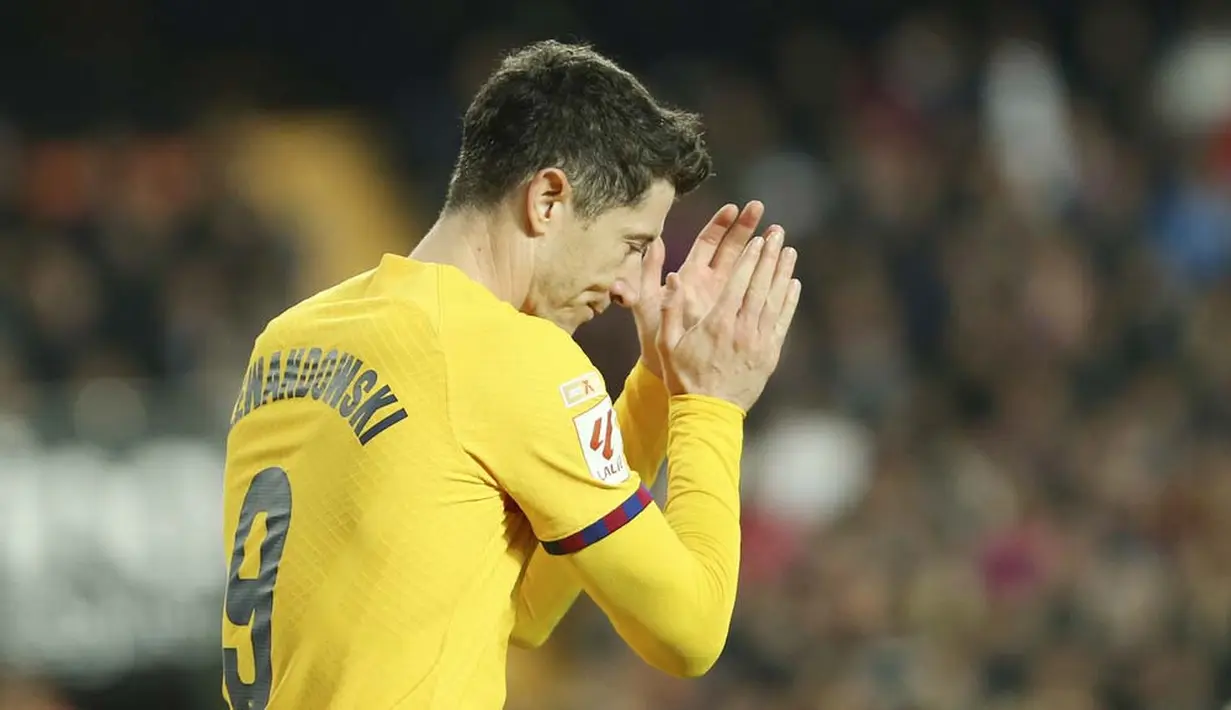 Pemain Barcelona, Robert Lewandowski, saat melawan Valencia pada laga pekan ke-17 La Liga 2023/2024 di Stadion Mestalla, Minggu (17/12/2023). Hasil ini membuat Barcelona berada di posisi ketiga klasemen La Liga dengan 35 poin. (AP Photo/Alberto Saiz)