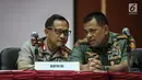 Kapolri Tito Karnavian berbincang dengan Panglima TNI Gatot Nurmantyo saat konferensi pers rapat koordinasi penertiban impor berisiko tinggi di kantor pusat Bea dan Cukai, Jakarta, Rabu (12/7). (Liputan6.com/Faizal Fanani)
