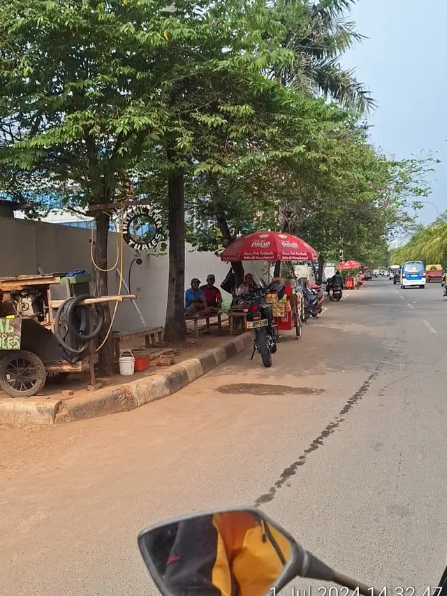 Deretan lapak kaki lima berjejer sepanjang jalan kurang lebih 500 meter.