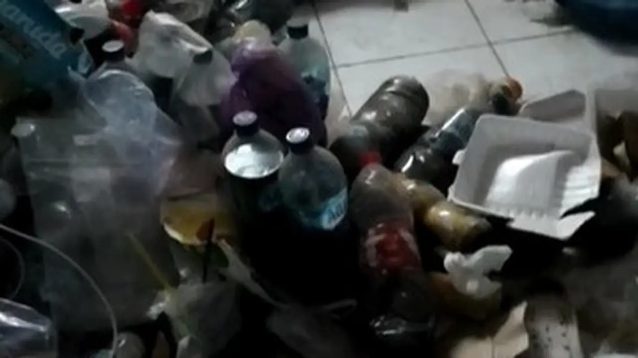 Kamar Kos yang Tidak Terurus dengan sampah yang berserakan.