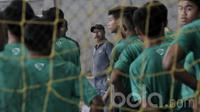 Pelatih Timnas Indonesia U-16, Fakhri Husaini, memantau seleksi Timnas Indonesia U-16 di National Youth Training Centre (NYTC), Sawangan, Depok, Sabtu, (25/03/2017). Sang pelatih memanggil 55 pemain untuk menjalani seleksi. (Bola.com/M Iqbal Ichsan)