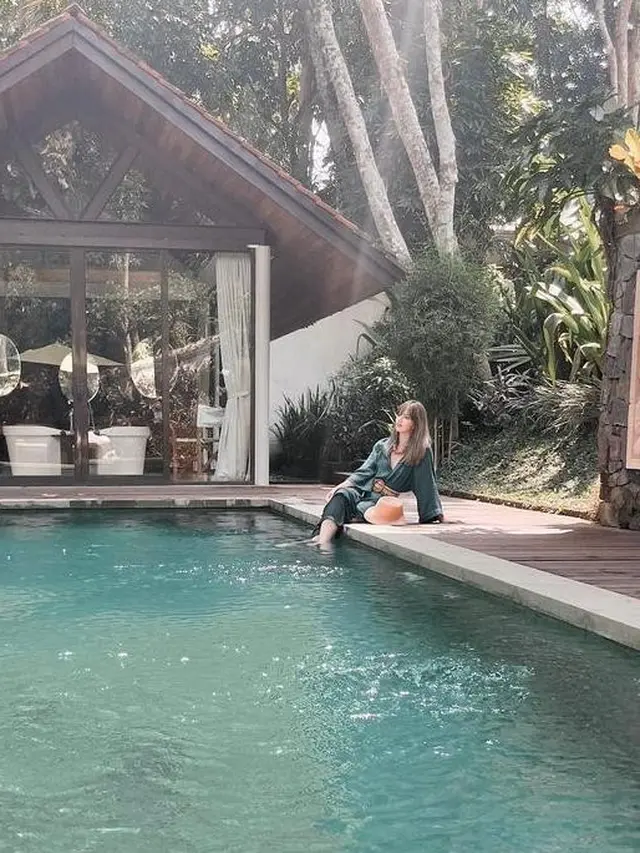 6 Gaya Nia Ramadhani Liburan ke Borobudur Bareng Kakak Ipar, Stylish dengan Outfit Casual